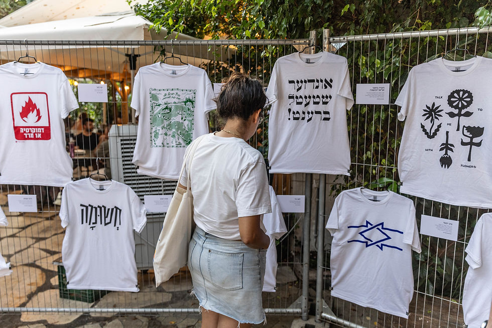 תמונה של אישה עם הכובע של האחים