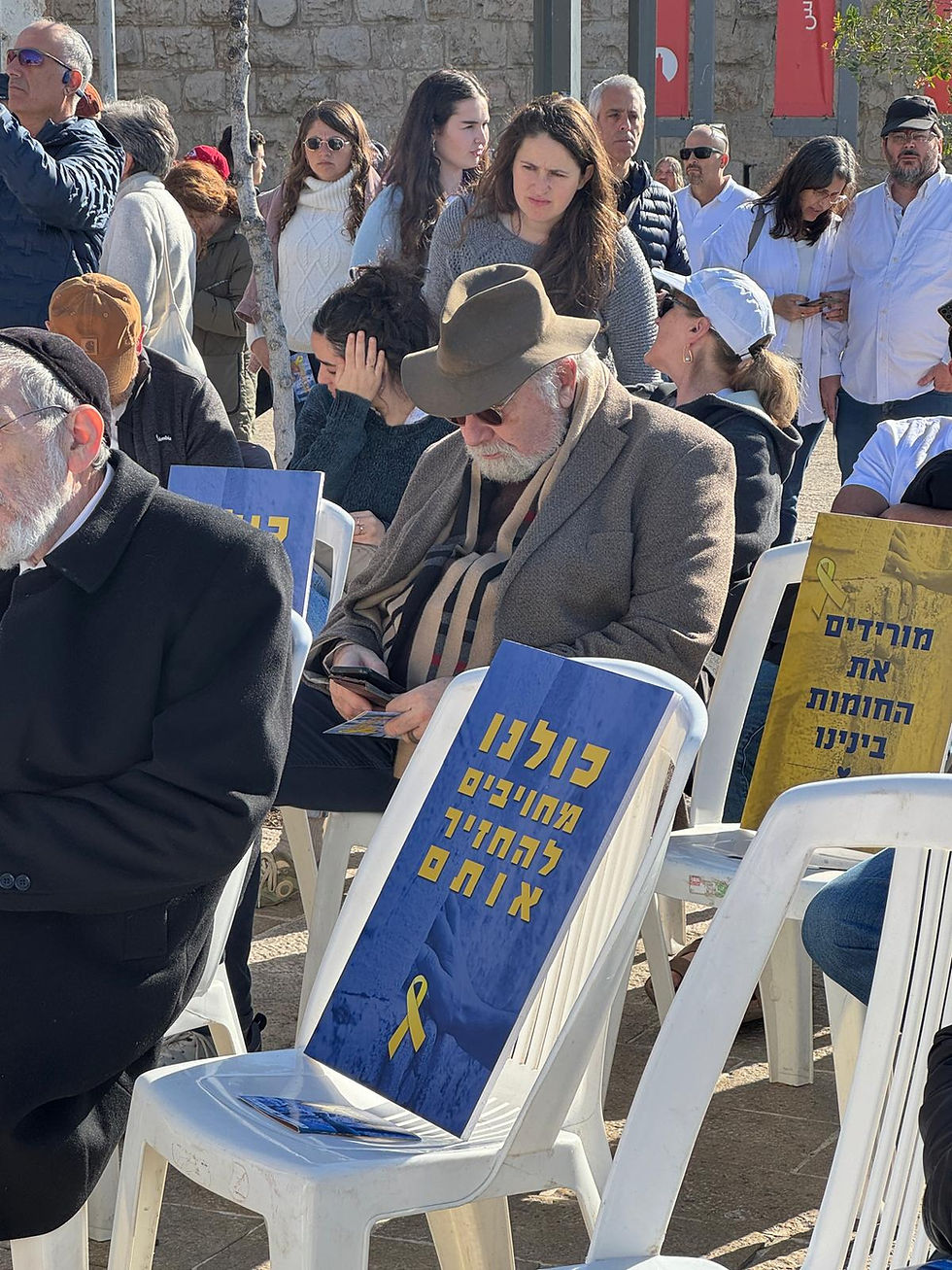אישה עובדת במפעל המזון